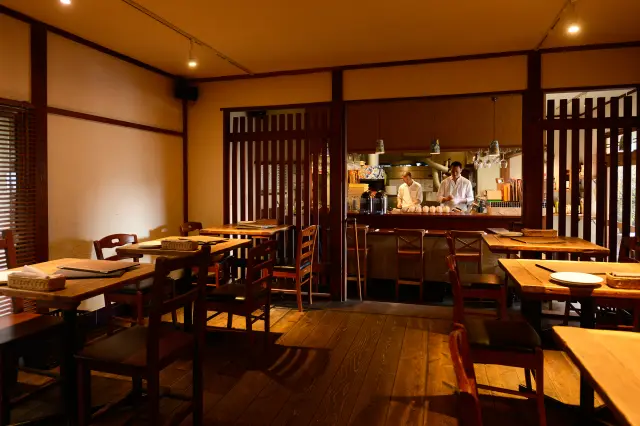 レトロな一軒家を現代風にリノベーションした店内