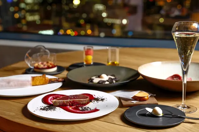 夜景を眺めつつ食事が楽しめるディナータイム