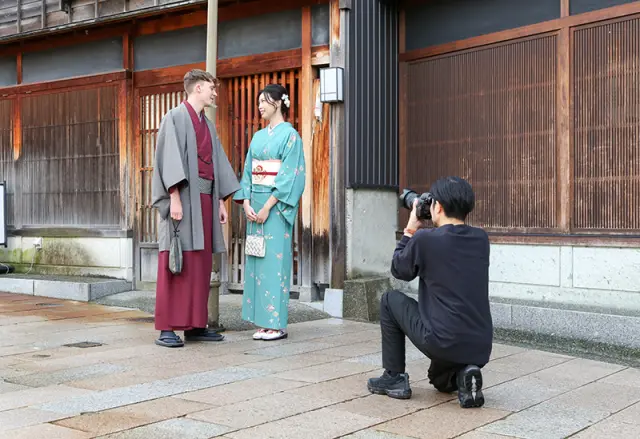 Photo shoot plans with a professional photographer are also available