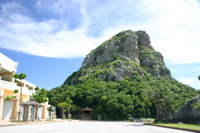 「沖縄八景」の一つ、城山
