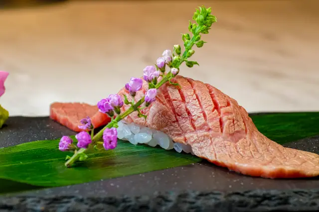 コース料理の最初の一品は神戸牛の「中トロ寿司」