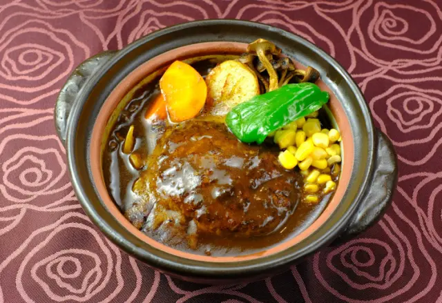スパイスの香りが食欲をそそる「スパイシーカレー」ハンバーグ
