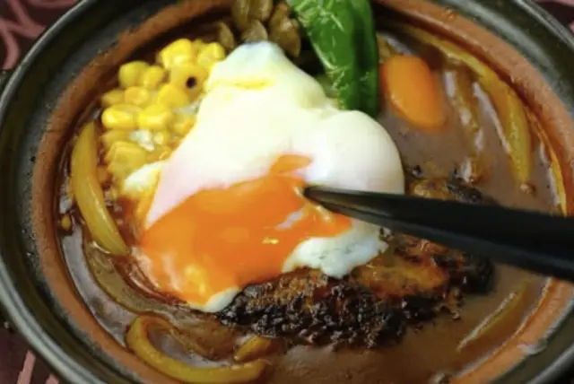 温泉卵をトッピングしてさらに濃厚な味わいに