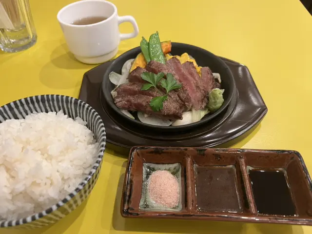 お得な「ステーキランチセット」にはサラダ、スープ、ライスが付く