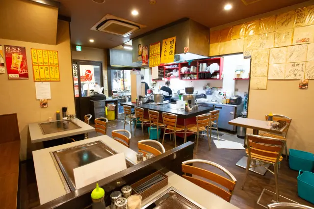 カウンター席とテーブル席がある店内