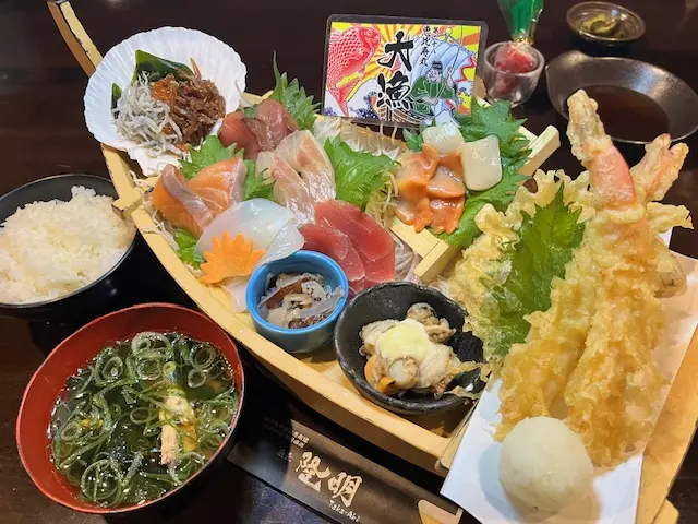 ランチメニューの1番人気「舟盛ランチ」