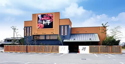 店は明姫幹線道路（国道250号線）沿いにある