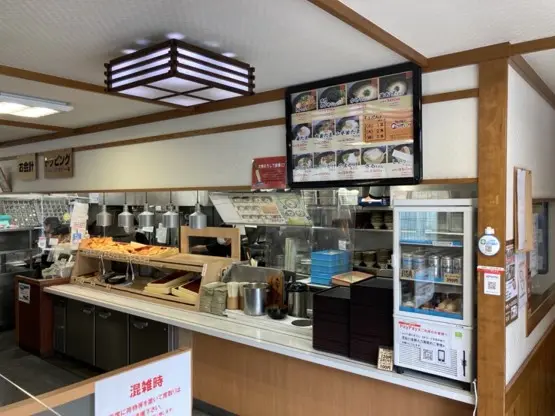 店内にはカウンターとテーブル席を完備する