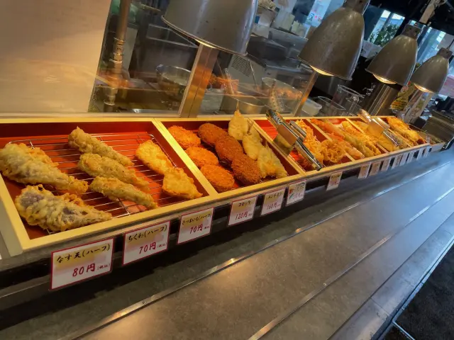 揚げ物には瀬戸内産のハモ天など四国産の食材も。