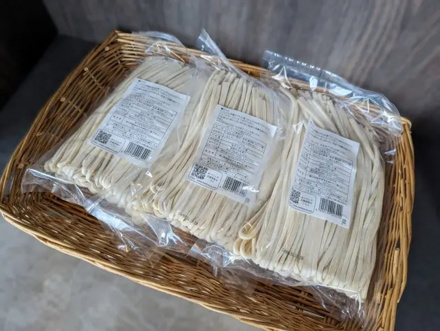 店舗ではお土産用「生うどん」も販売している