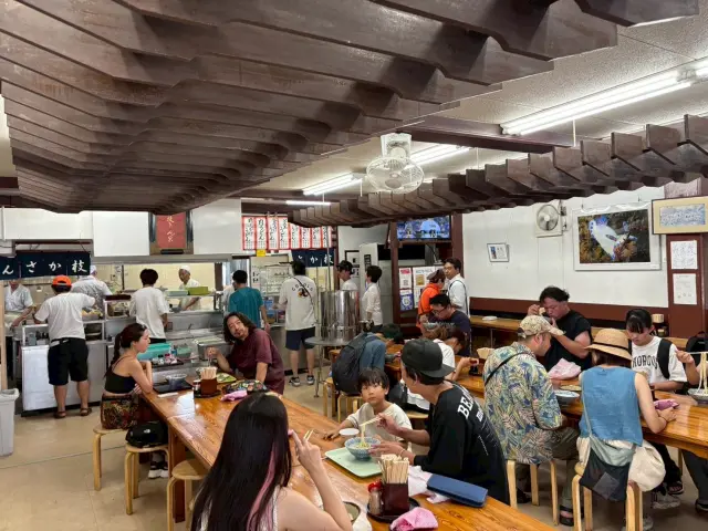 店内にはうどんの湯気が漂う