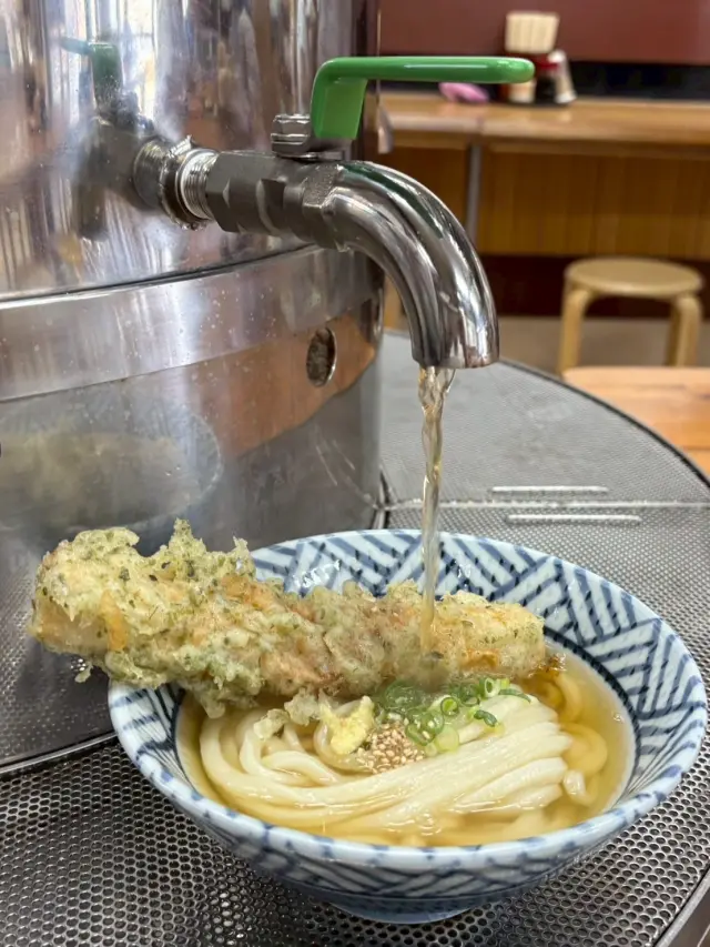 自分で蛇口をひねって出汁を注ぐ