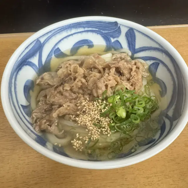 肉の旨みがだしに溶け込む「肉うどん」