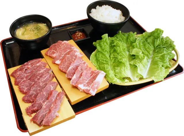 ランチで手軽に40日熟成させた牛肉を定食で食べられる