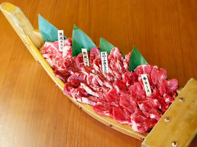 牛ロースやハラミなどをのせた「贅沢肉ざんまい舟盛りセット」