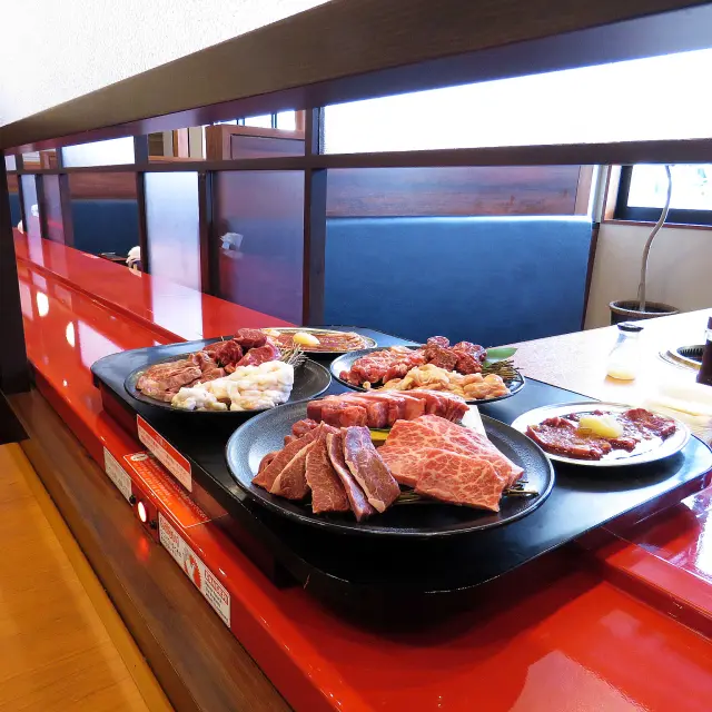 料理は全てテーブルの横を走るレーンで運ばれる