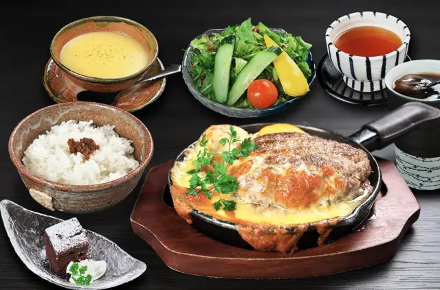 ランチではオリーブ牛のハンバーグ定食などが食べられる