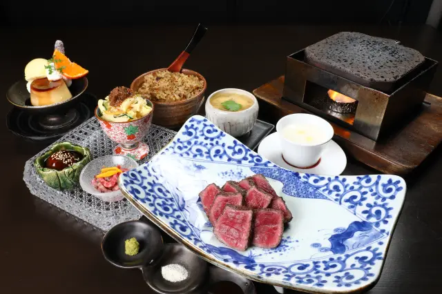 ディナーでは様々な部位の単品とコース料理を味わえる