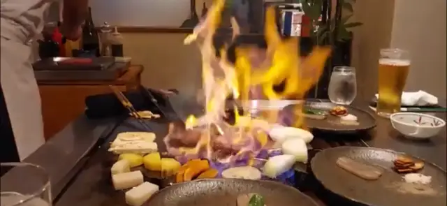 シェフが勢いよく火を立てながら焼くスタイル