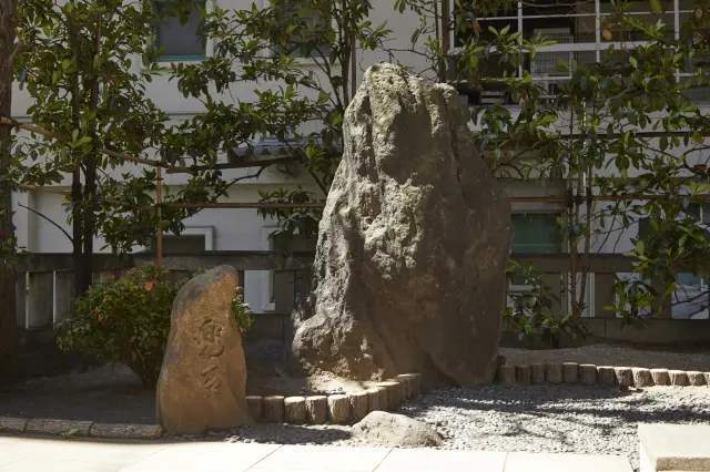 さまざまな逸話の残る兜岩