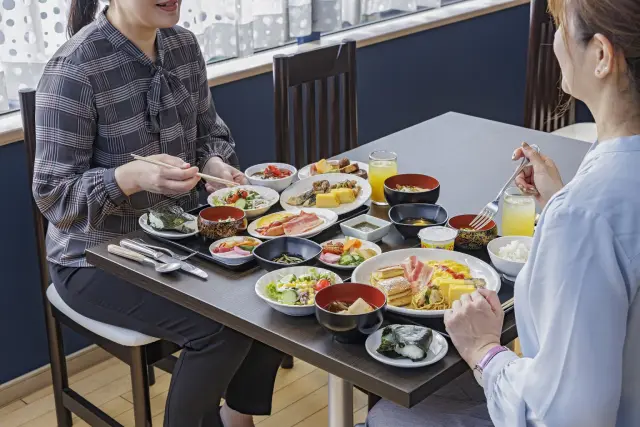 朝食ビュッフェは和洋中料理だけでなく秋田の郷土料理も楽しめる