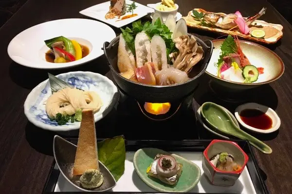 夕食は会席コースで秋田の郷土料理を堪能