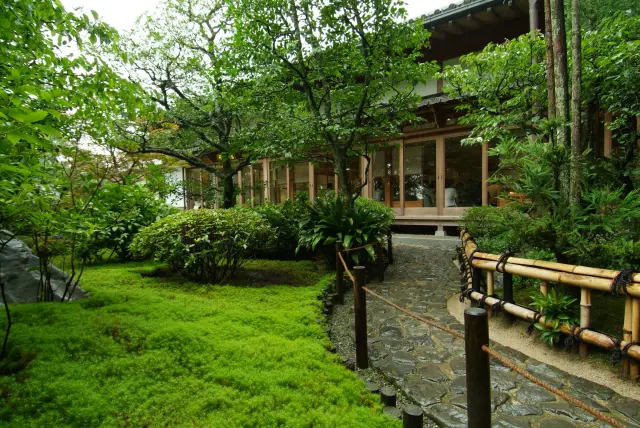 境内は緑豊かで四季折々の景色が広がる