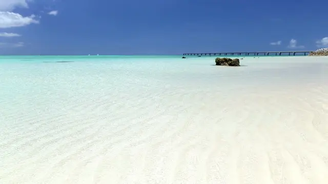 沖に行くほどにターコイズブルーになる美しい海（©沖縄県）