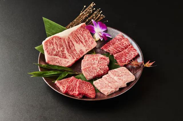 複数の部位を味わえる「長崎和牛盛合せ」