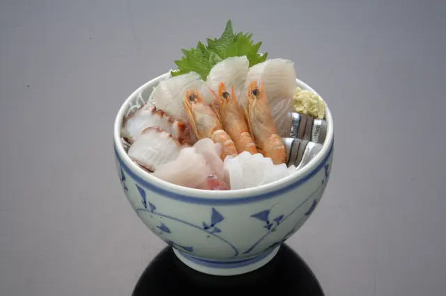 季節により内容が変わる「地魚丼」