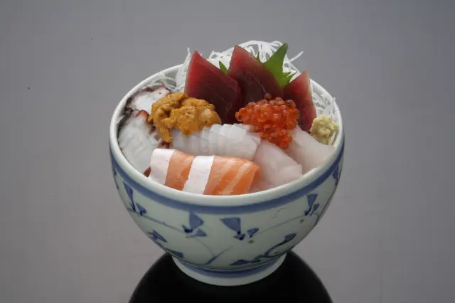 海の幸をたっぷり使った「海鮮丼」