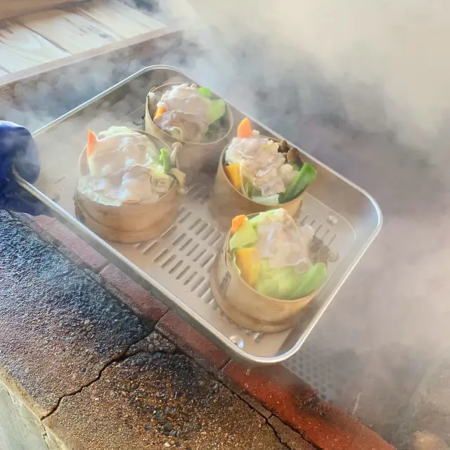 地元産の芳寿豚を使った、一番人気の「蒸し豚セット」