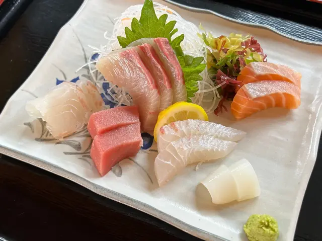 数種類の海鮮が盛られた「刺身盛り」