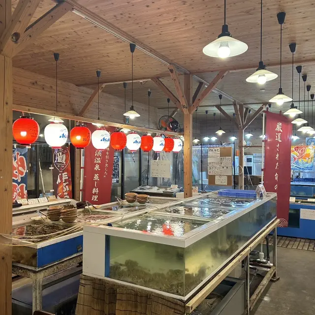 店内の水槽から魚介を選び、自分で蒸して味わう