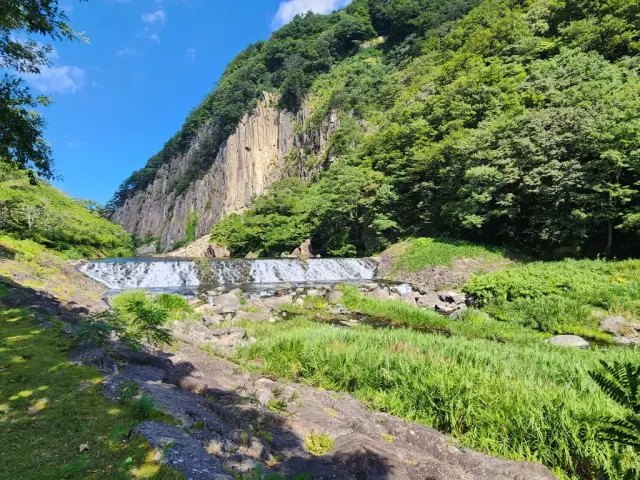 側を流れる白石川