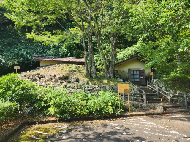 天然の冷蔵庫「材木岩氷室」