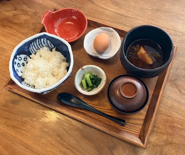 素朴でほっとする味わいの「金目鯛の煮汁卵かけご飯」