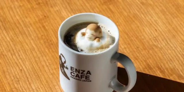 猿のマシュマロをのせたかわいらしいカフェラテ