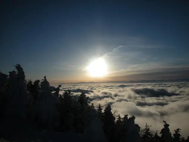 秋には横手山山頂など雲海が見られるスポットも