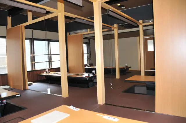 こだわりの無煙ロースターが備わったテーブル席