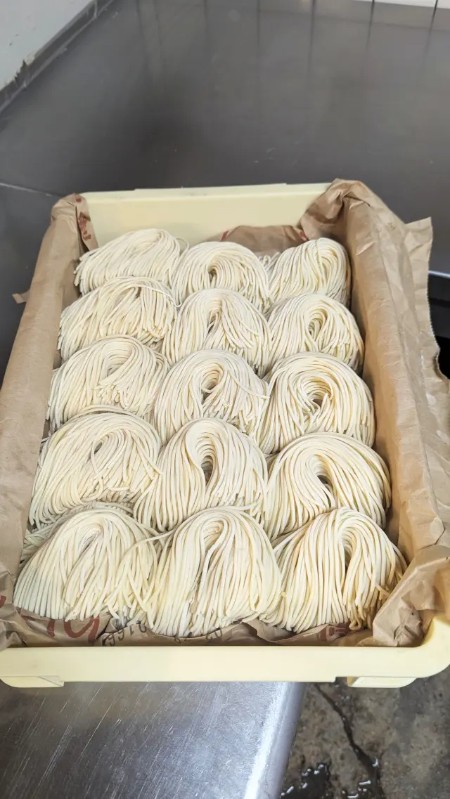 麺はスープに絡みやすくツルッとした喉越しが特徴