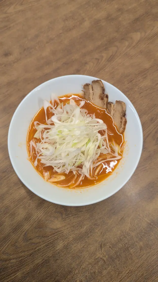 コクと旨み、辛さを楽しめる「ピリカララーメン」