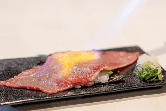 赤身の旨みを楽しめる「紀州和華牛炙り寿司」