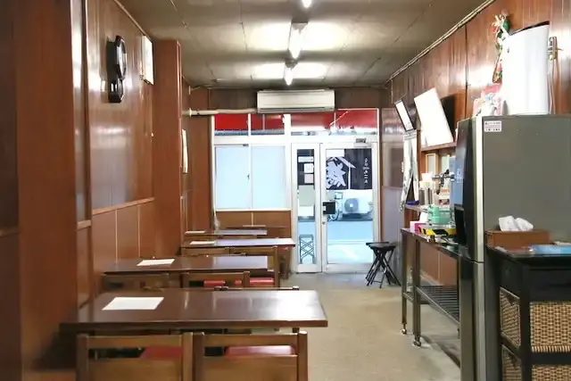 老舗食堂を感じさせる味のある店内