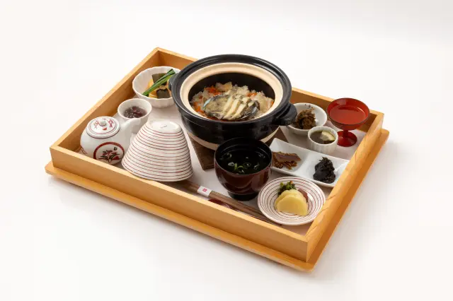 ランチメニューの「姿煮あわび釜飯」