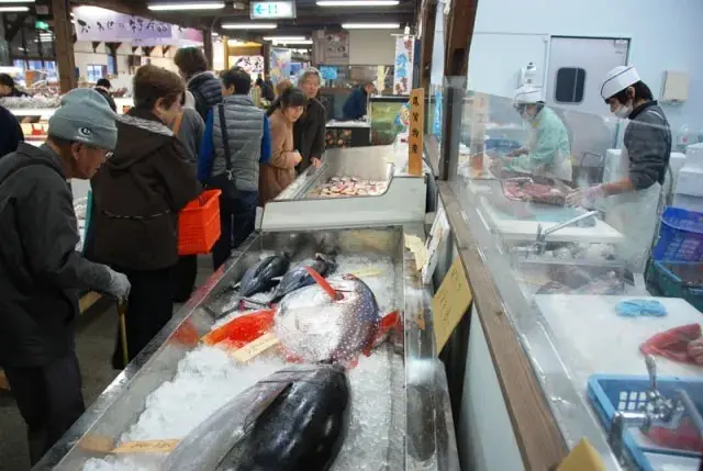鮮魚売り場に並ぶ水揚げされた魚