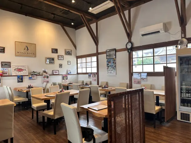 店内はテーブル席中心