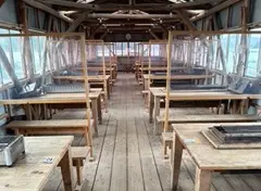 海上に浮かぶ屋形船で、綺麗な鳥羽湾を眺めながら牡蠣を味わえる