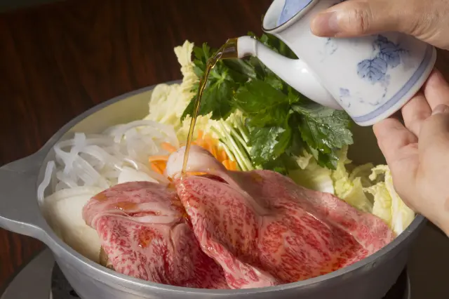 肉を炙り醤油やコショウで味付けする「汐ちり」