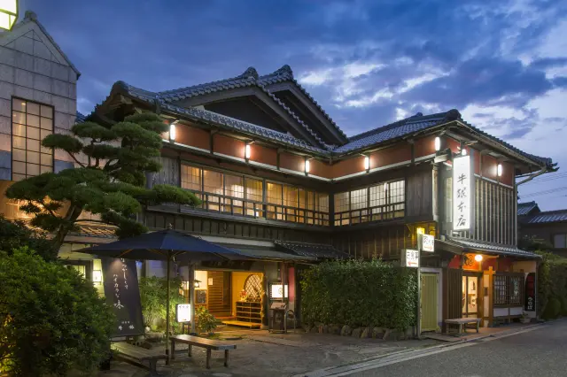 1902年に創業した「牛銀本店」の外観